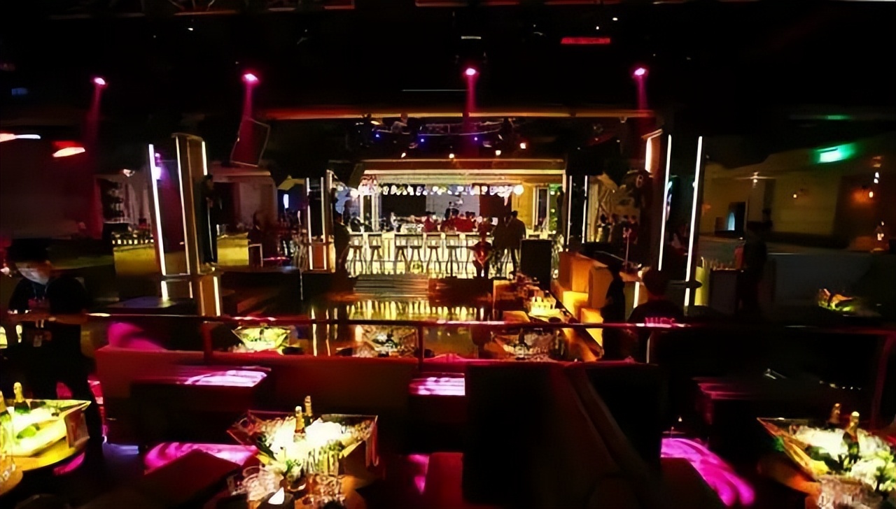 外国姑娘告诉我，模特这行不好做，全靠背地里干兼职