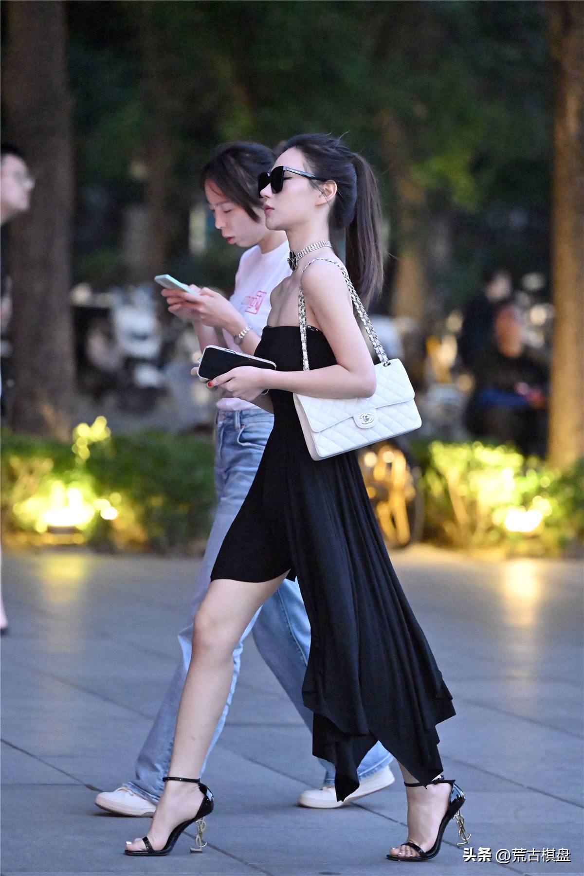 夏季一字高跟鞋搭配,时尚高跟鞋搭配出迷人靓丽的姿态