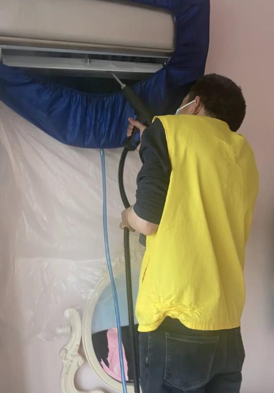 柜机空调清洗专业上门清洗,专业空调深度清洗进行中