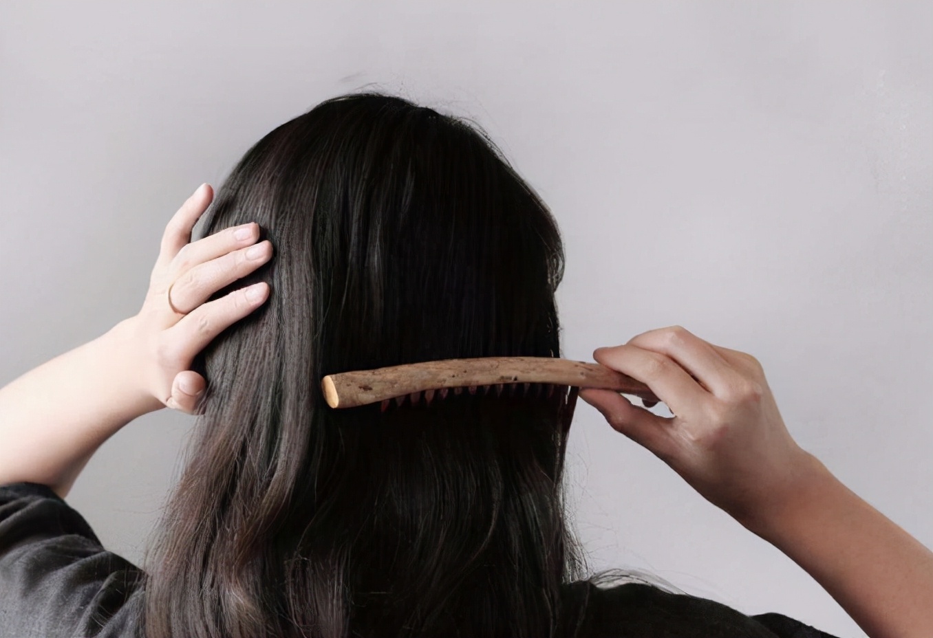 睡前别偷懒！做好这四件事就能让头发变好