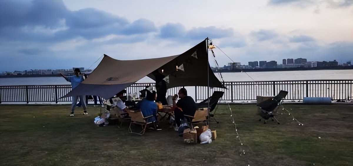 鐤儏涓嬬殑甯愮鏃呮父,鐤儏涓嬬殑闇茶惀鏃呮父