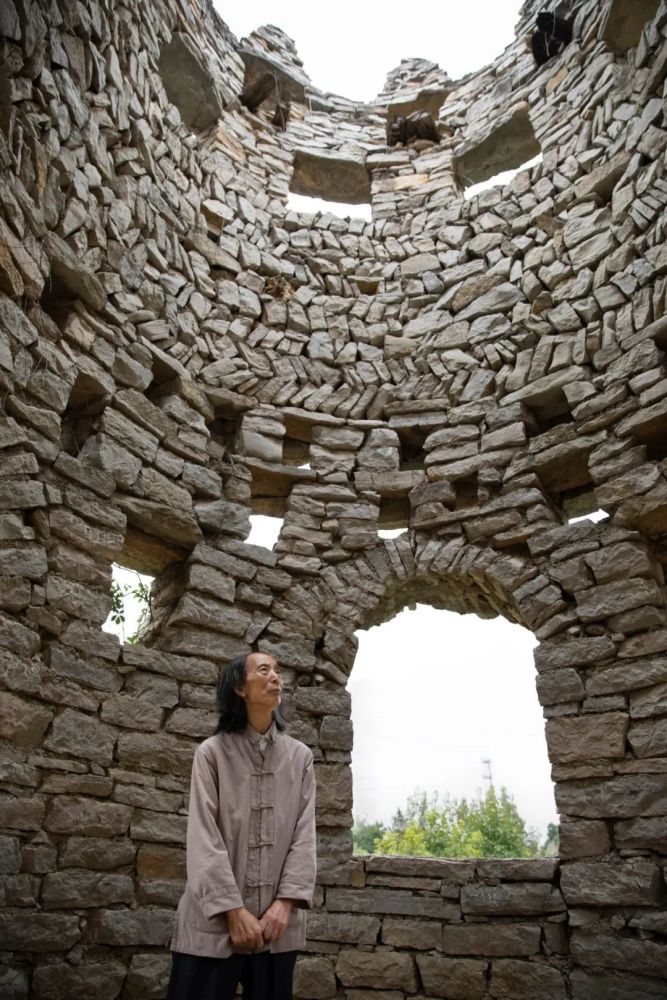 贵州80岁老人隐居深山打造古城,贵州一老人隐居在古堡30年