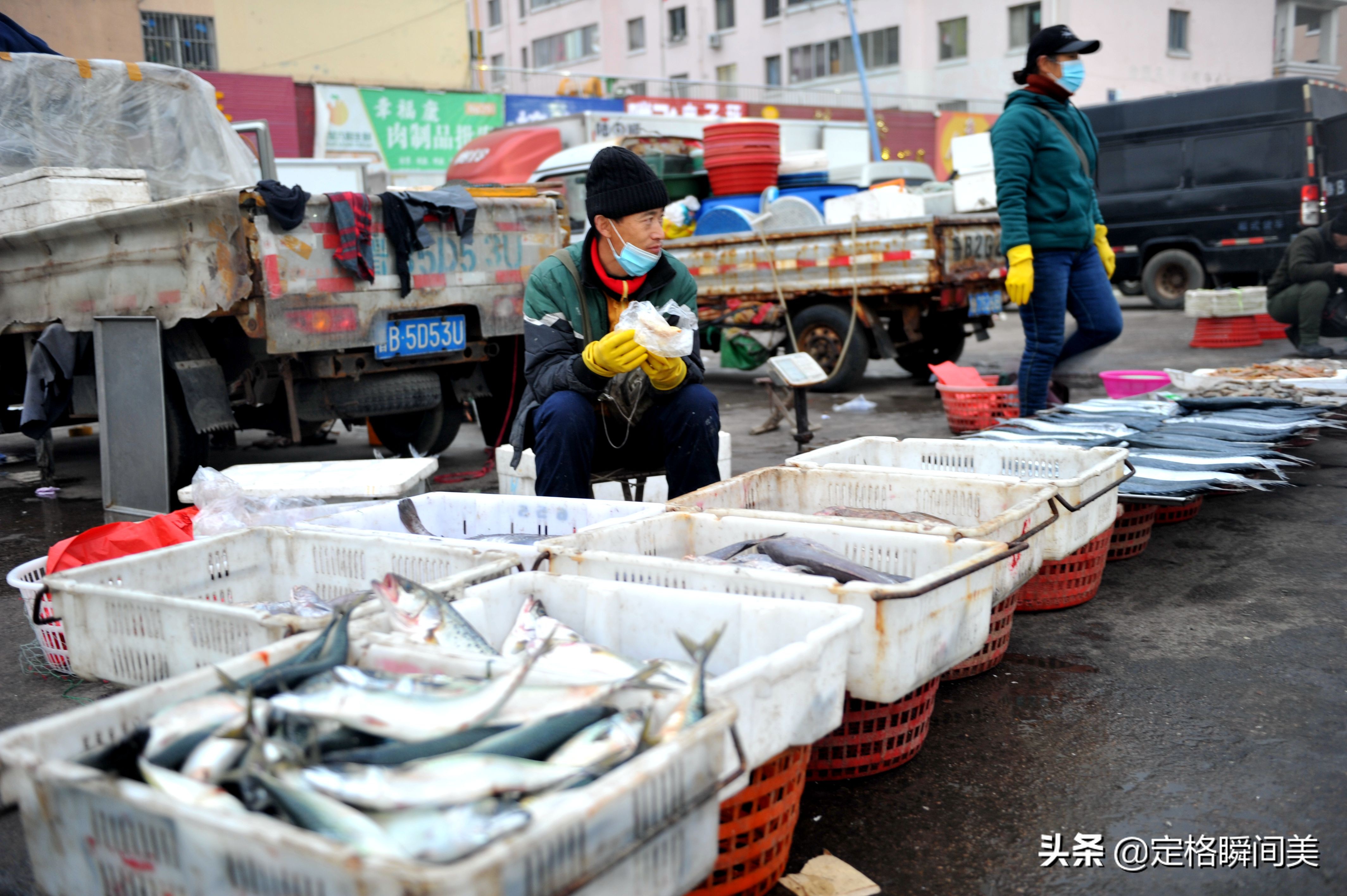 “挣不出饭钱来”，买卖淡季海鲜早市客流量稀少，摊主啃馒头坚持