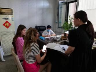 中医中药架金桥飘洋过海上餐桌