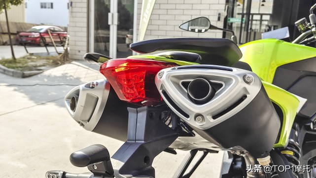 十年了一个能打的都没有？贝纳利黄龙600新款实拍+竞争力解析