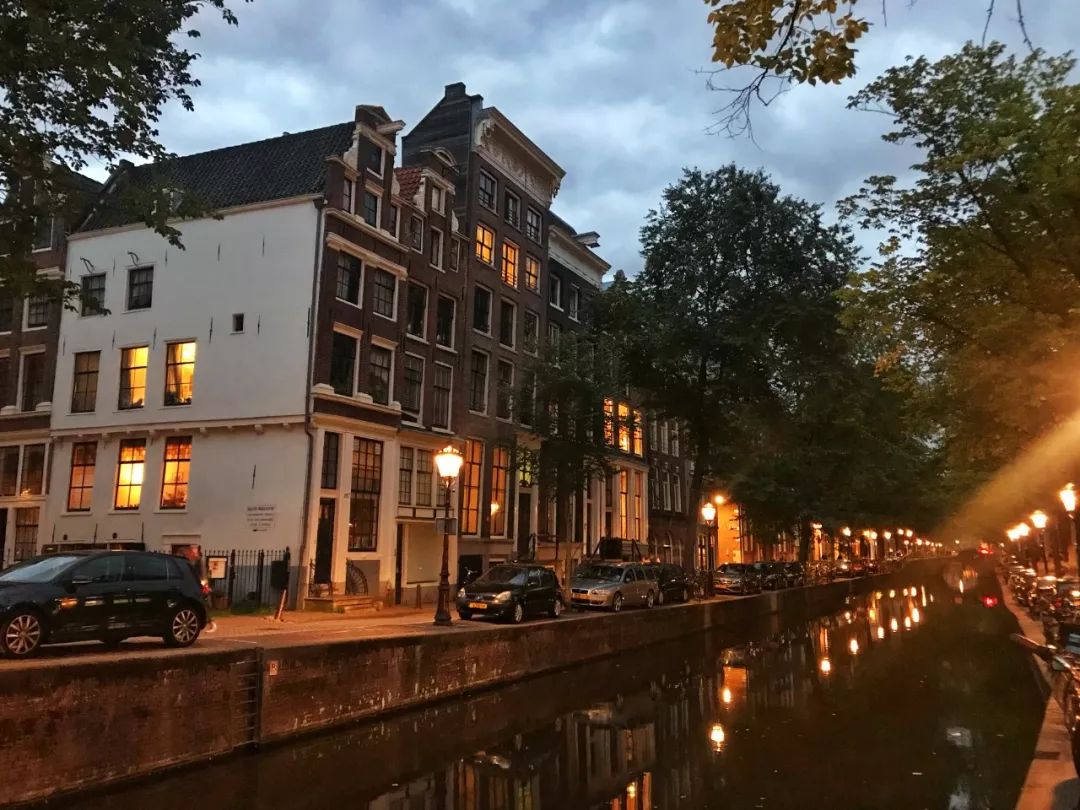 开车去欧洲第23集:在阿姆斯特丹*灯区红**,2名荷兰壮汉挑衅被我怼