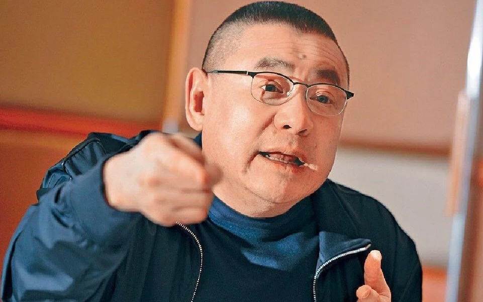 广东男人，逆袭成香港富豪，花10亿买飞机，如今妻子成接班人