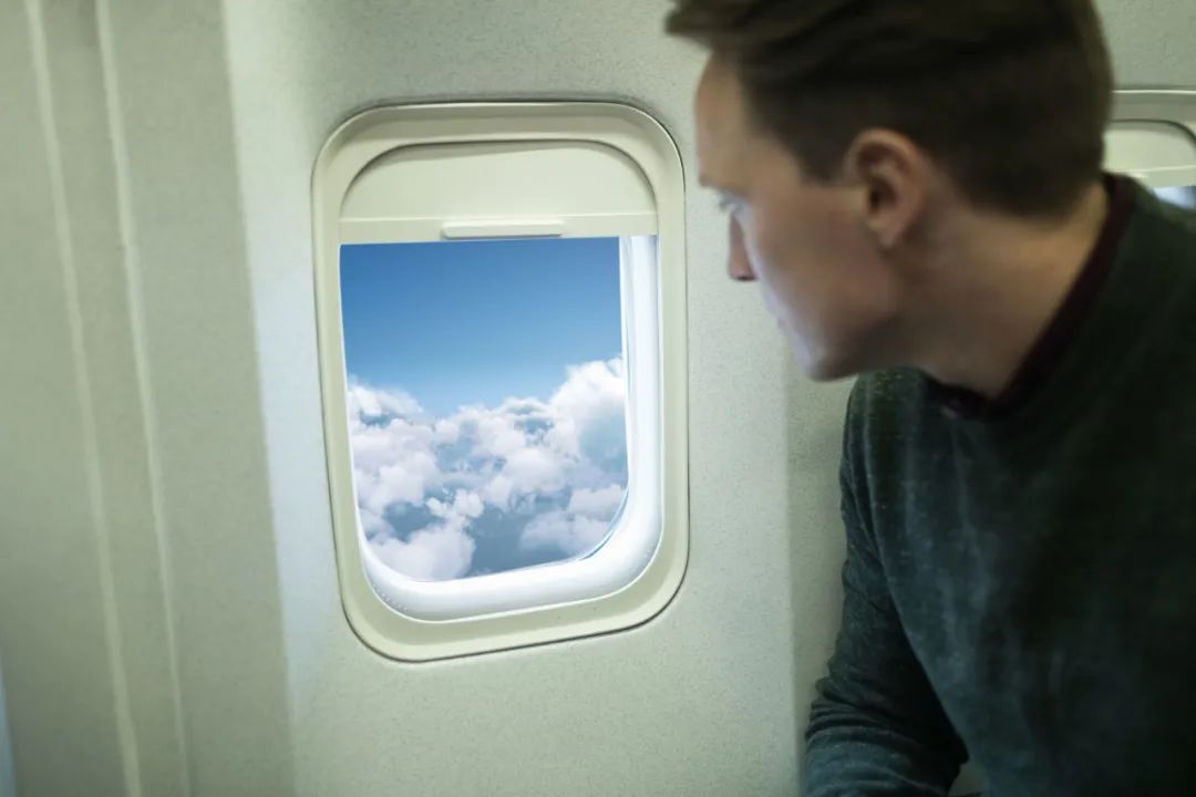 坐飞机遮光板要收起来吗,乘坐飞机遮光板可以开吗