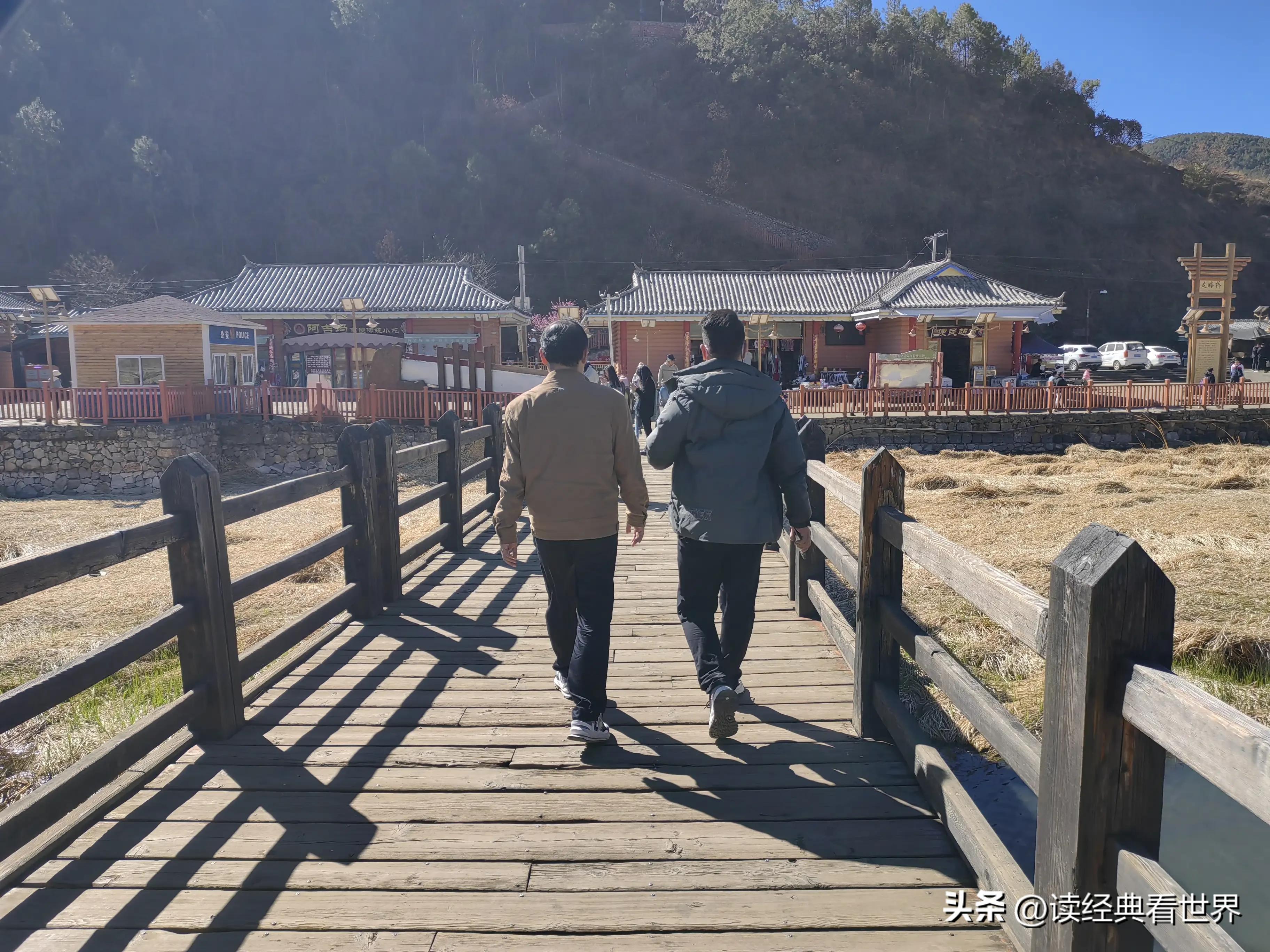 泸沽湖摩梭走婚银器是真的吗,泸沽湖摩梭族原始树屋走婚