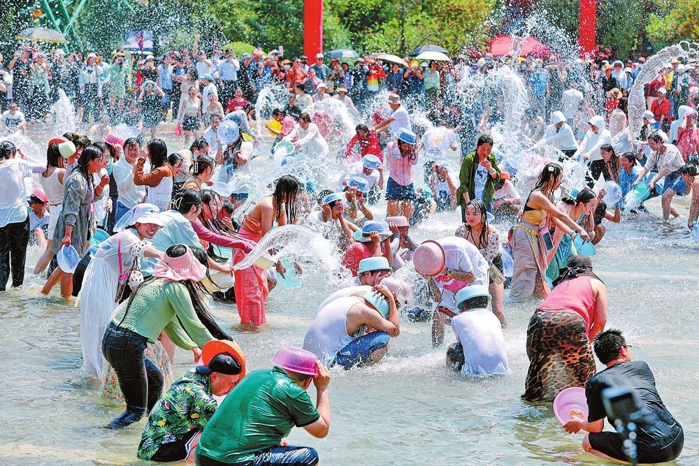 2010西双版纳傣族万人泼水节,西双版纳万人泼水节狂欢