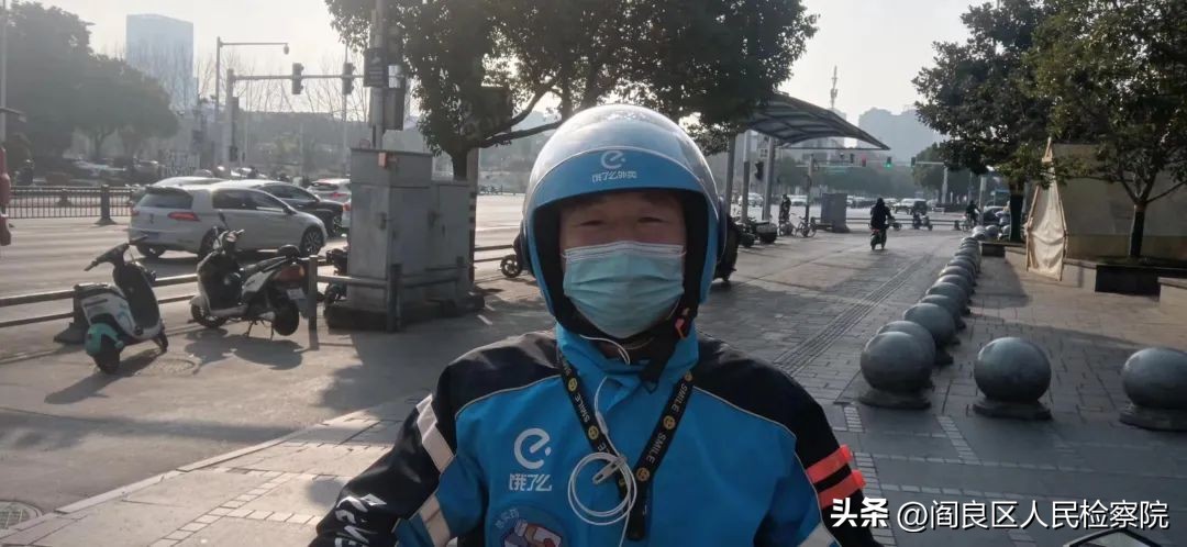 倒挂化粪池救人的外卖小哥找到了,一位外卖小哥在路上