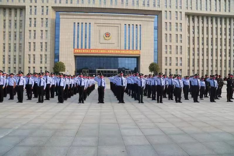 节日我在岗护航群众平安出行,节日我在岗交警坚守一线保畅通