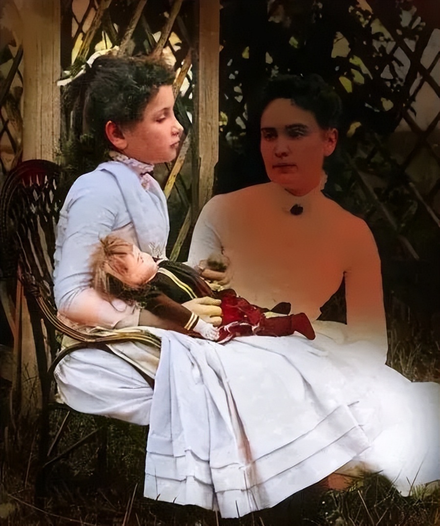 莎莉文老师是不是海伦凯勒的父母,海伦凯勒的老师莎莉文是个孤儿吗