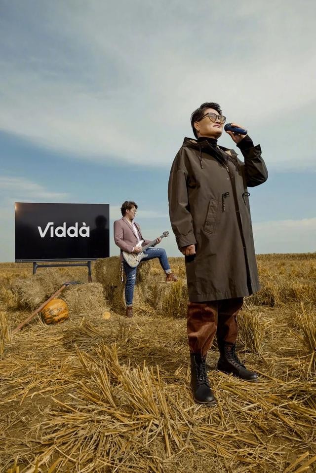 大衣哥换上新演出服,大衣哥穿西装最新图片