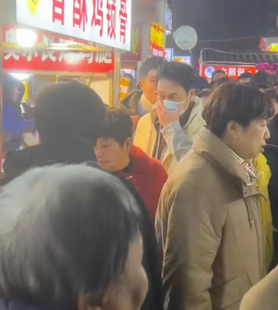网友横店夜市偶遇张颂文,张颂文逛夜市被粉丝围堵