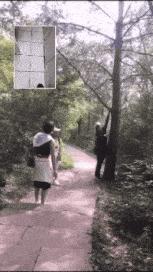 “姑娘你不能挡一下那里么？那东西让人看了很难为情”哈哈哈