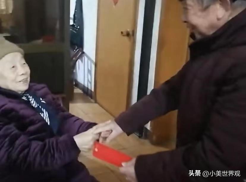 88岁弟弟给百岁姐姐拜寿，红包送了42年，网友羡慕哭：求长寿秘诀