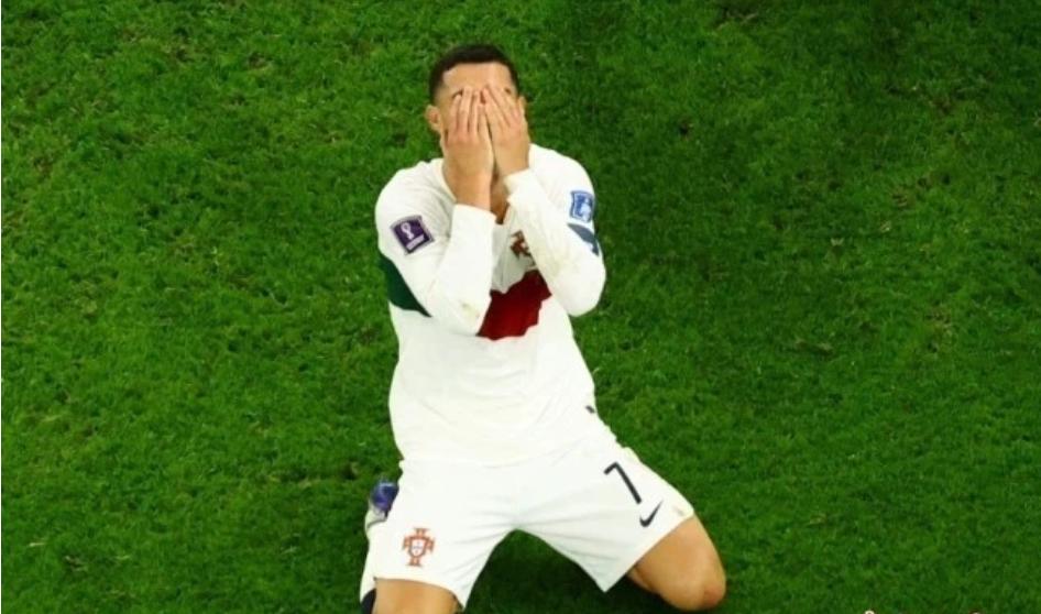 世界杯落寞背影卡塔尔,世界杯落寞背影大力神杯