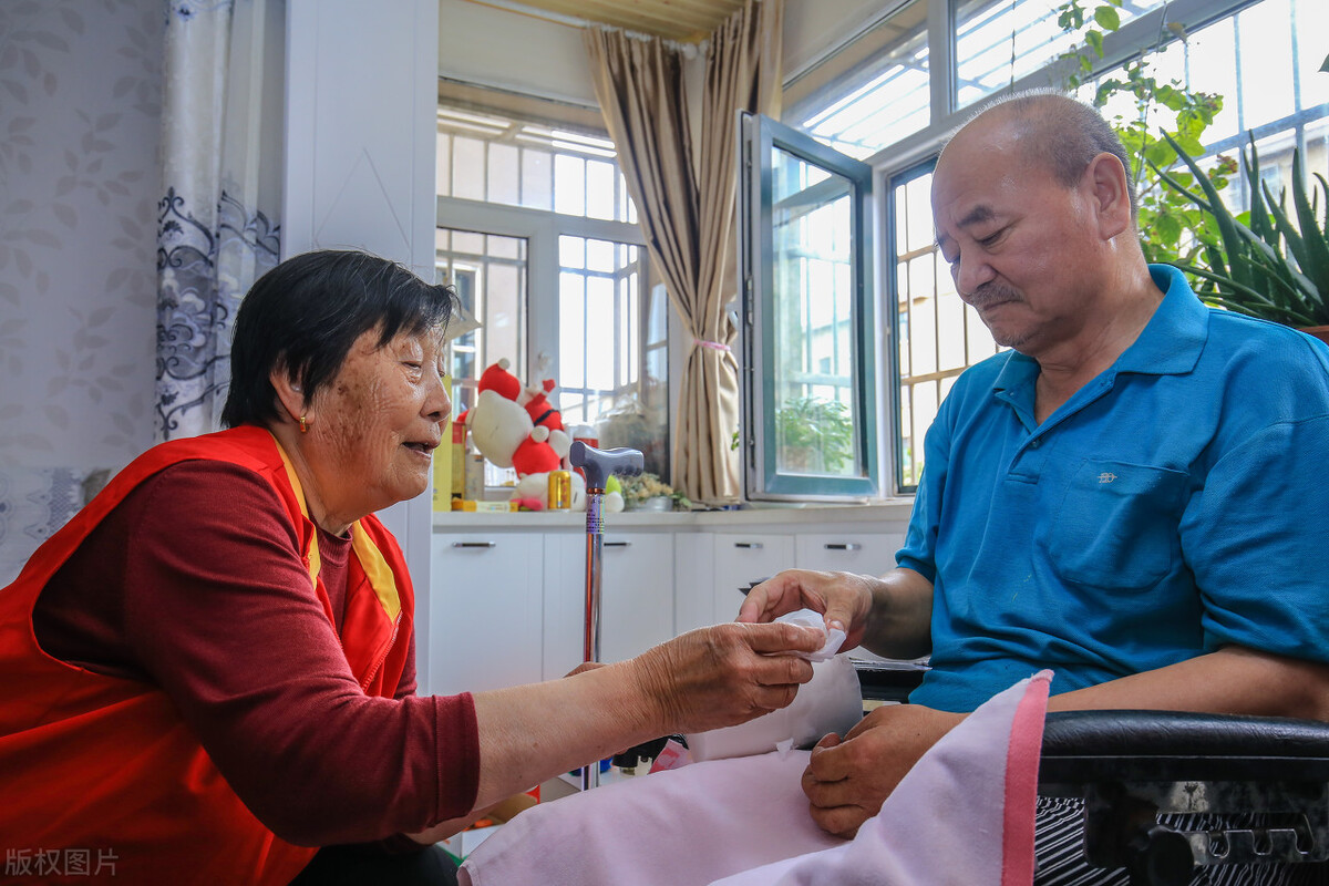 老人生活不能自理怎么解决,人老了不能自理是什么原因