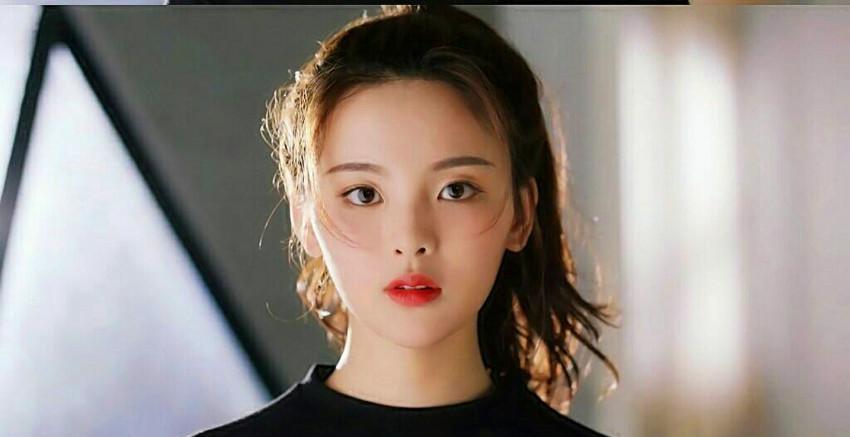 一段女星不雅视频,在镜头前清洗内衣,大胆行为与杨超越如出一辙