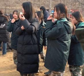 大学生进剧组当群演引热议,大学生进剧组当群演演技炸裂