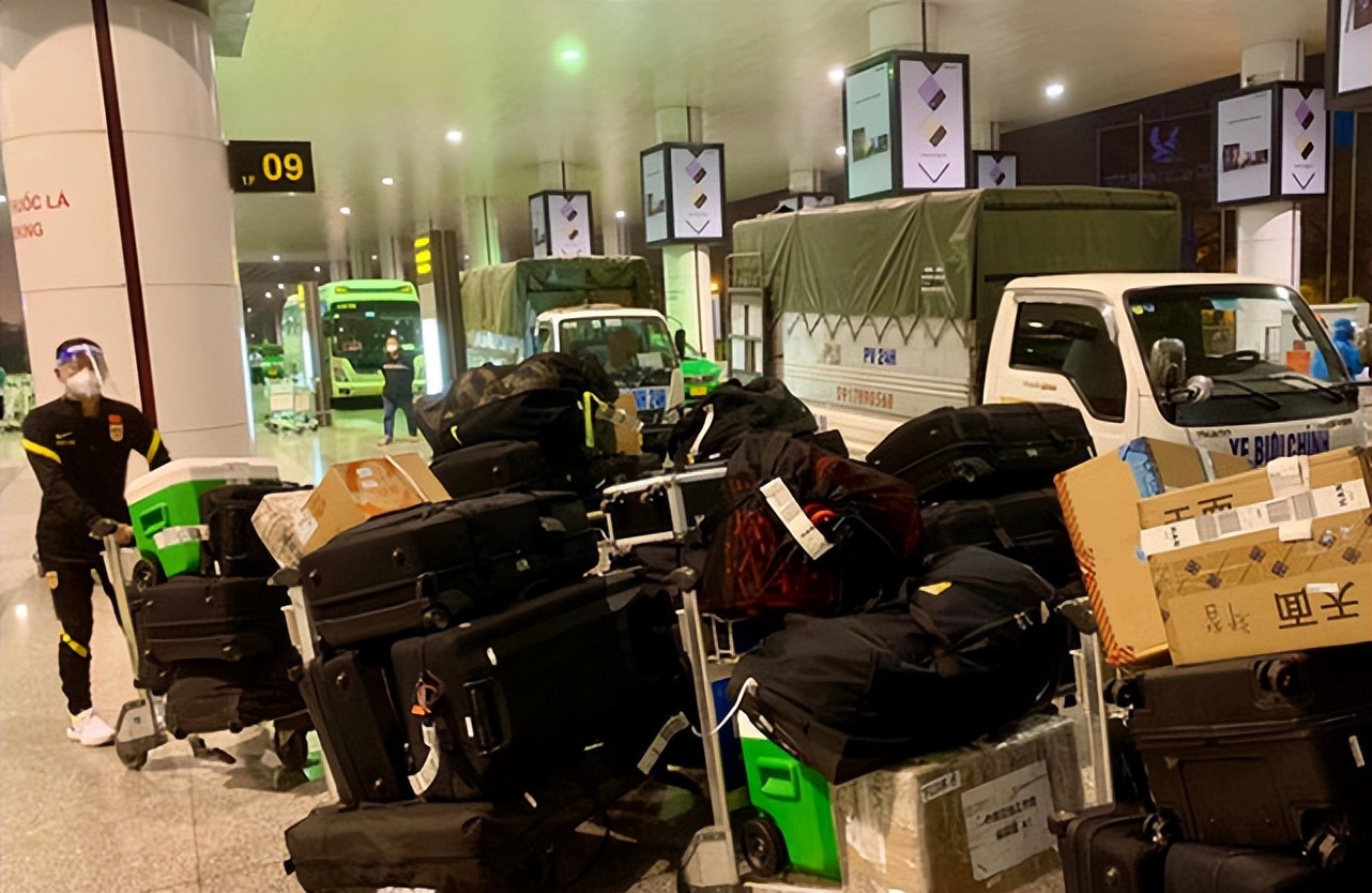 武磊赛后为到场球迷签名,武磊回国球迷完整视频