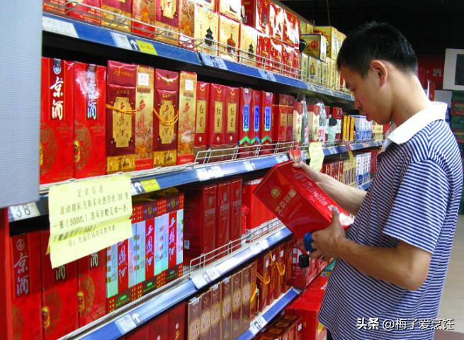 怎么从酒瓶上面区别纯粮酒真假,从酒瓶上怎样看是纯粮食酒