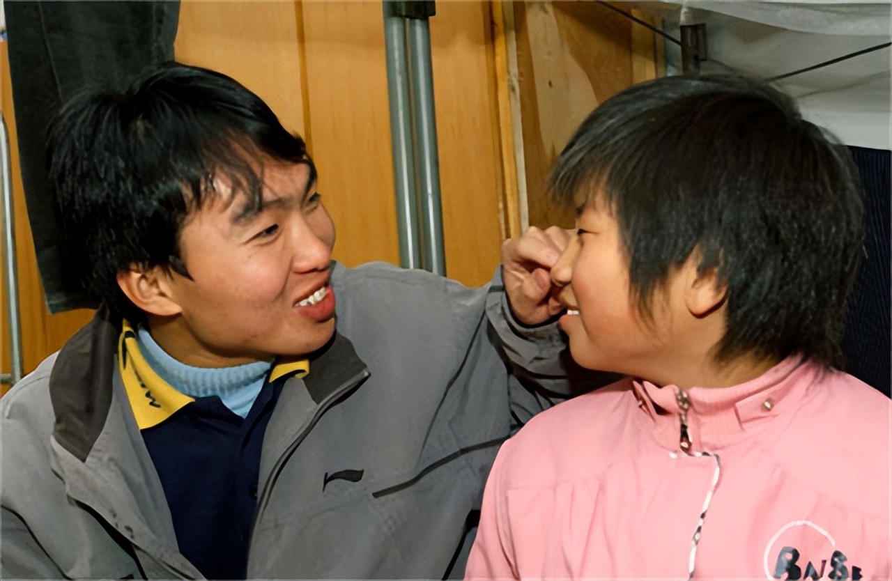 农村穷小伙进城上学捡废品,拾荒小伙供妹妹上大学