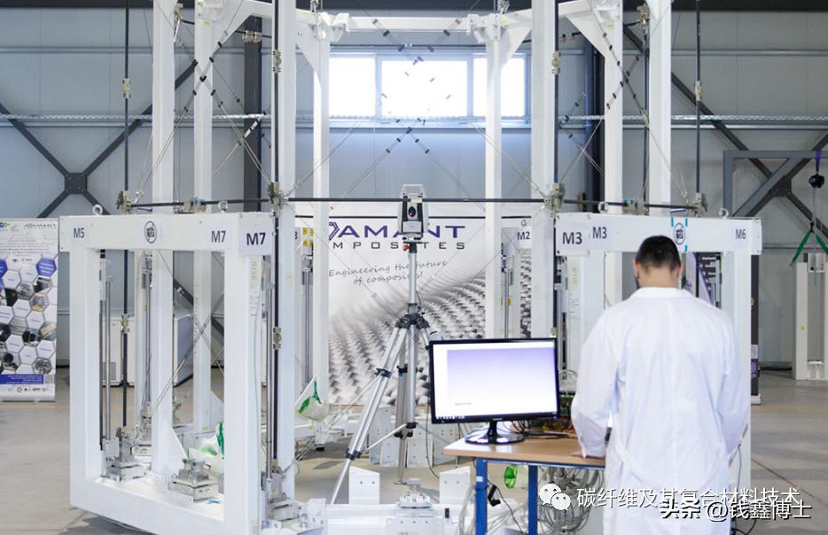 通过导电纳米材料和石墨烯粘合剂优化卫星用碳纤维复材板的导热性