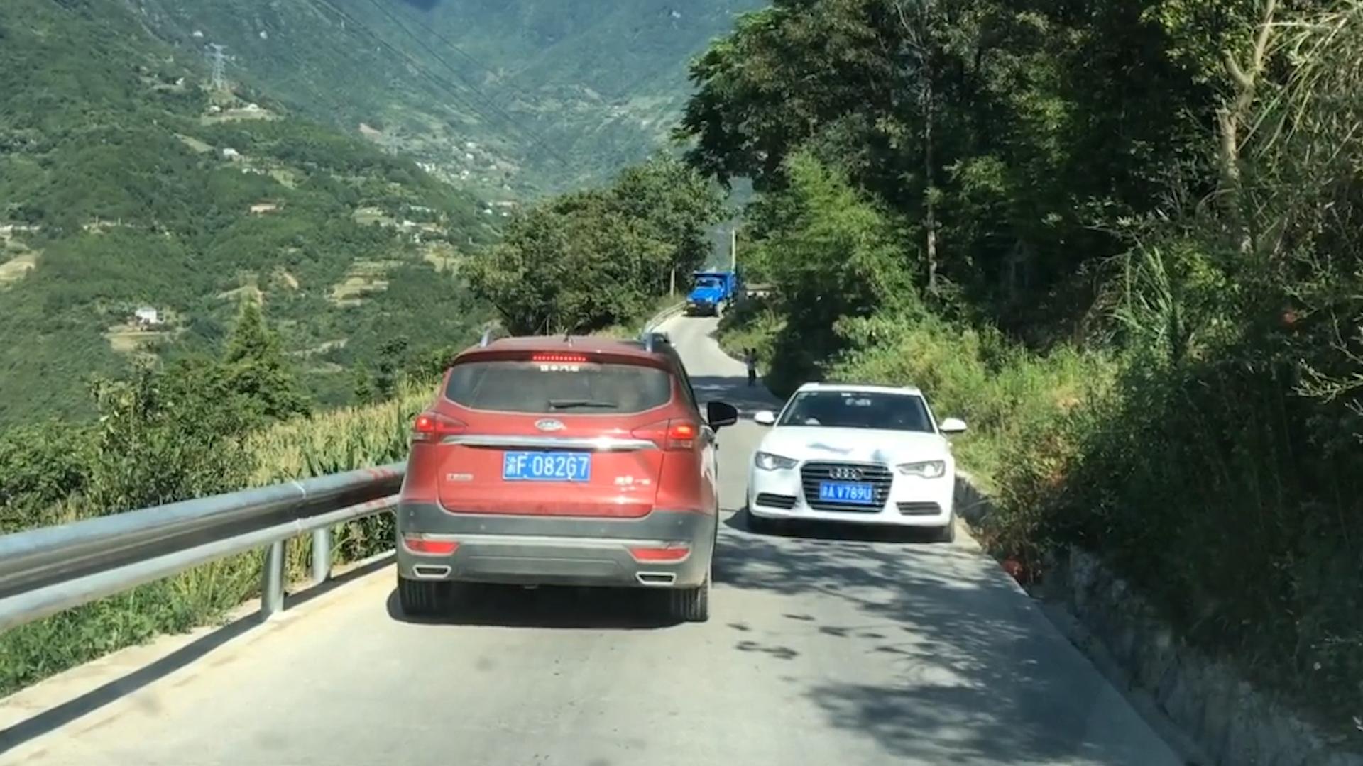 村村通柏油路现状,为什么村村通修的都是水泥路