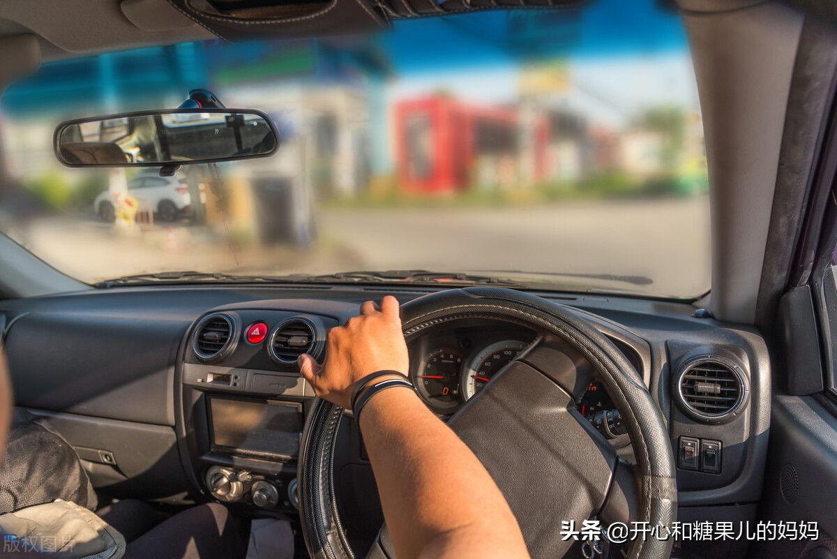 婆婆把5个月的孙子放在沙发上，去削苹果，儿媳听见咚一声气炸了