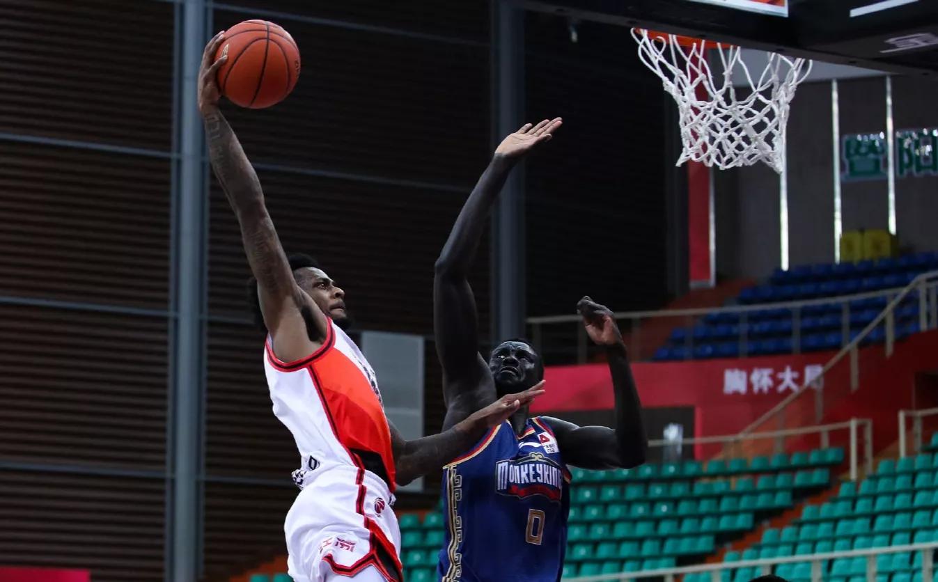 同曦老板怒斥裁判罚了多少,同曦主教练握手