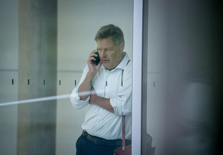 包庇丑闻亲信，为减碳让人别出门旅游，德国副总理哈贝克要凉？