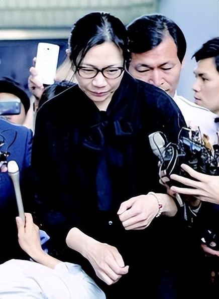 赵显娥让空姐下跪道歉视频,赵显娥逼停飞机事件