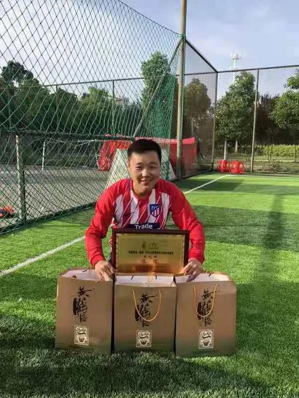 是男人就得踢足球,是男人就要踢球