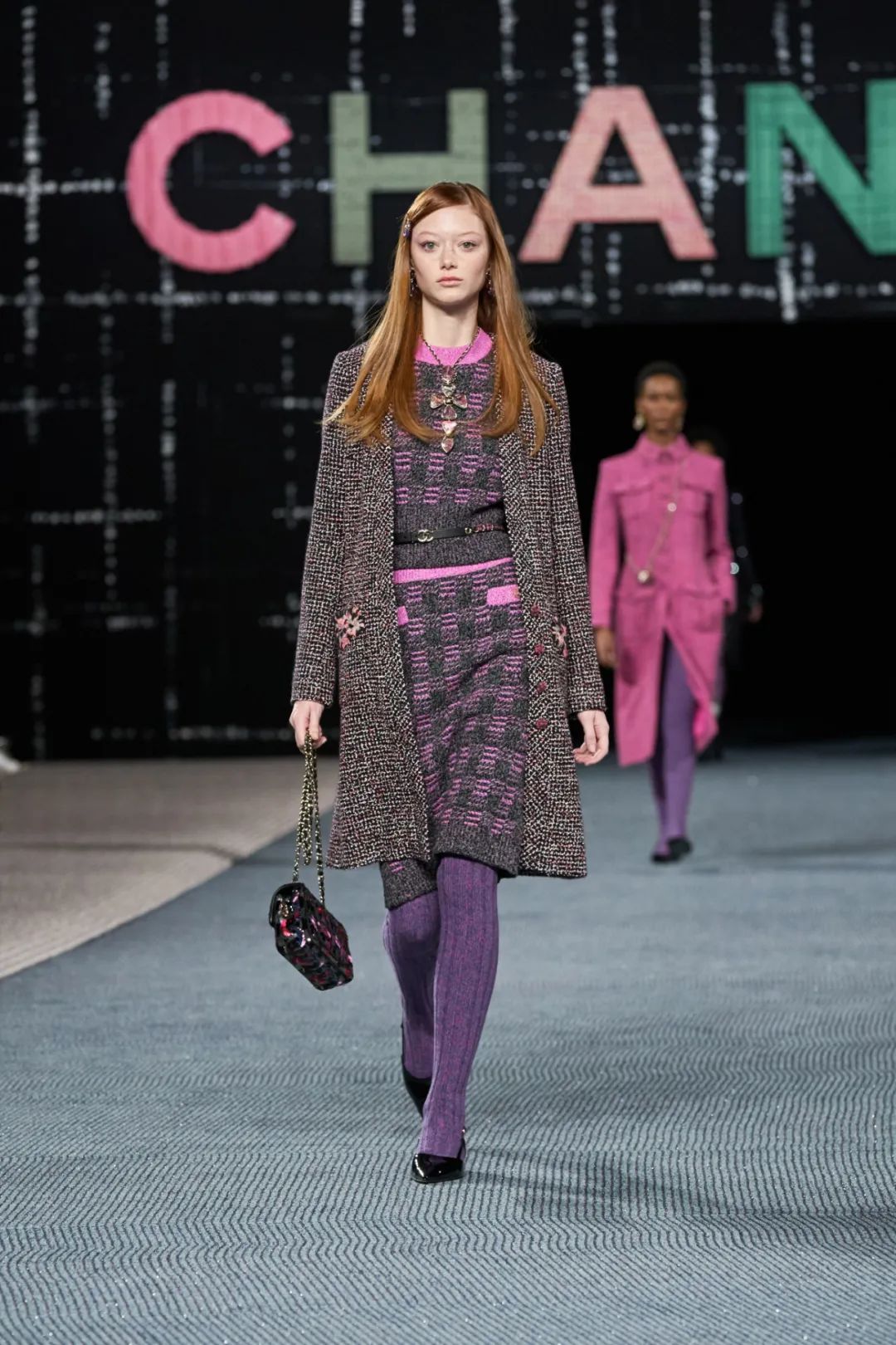 香奈儿2021春夏时装秀面料,香奈儿2022秋冬时装秀舞台分析