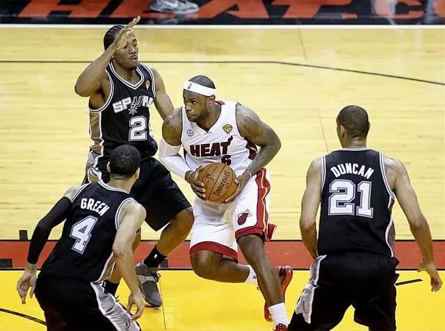 詹姆斯10进总决赛比分,18-19赛季詹姆斯打了几场赢了几场