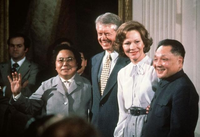 中越开战前，*小平邓**出访美国巧用奇谋，致使苏联百万大军不敢妄动