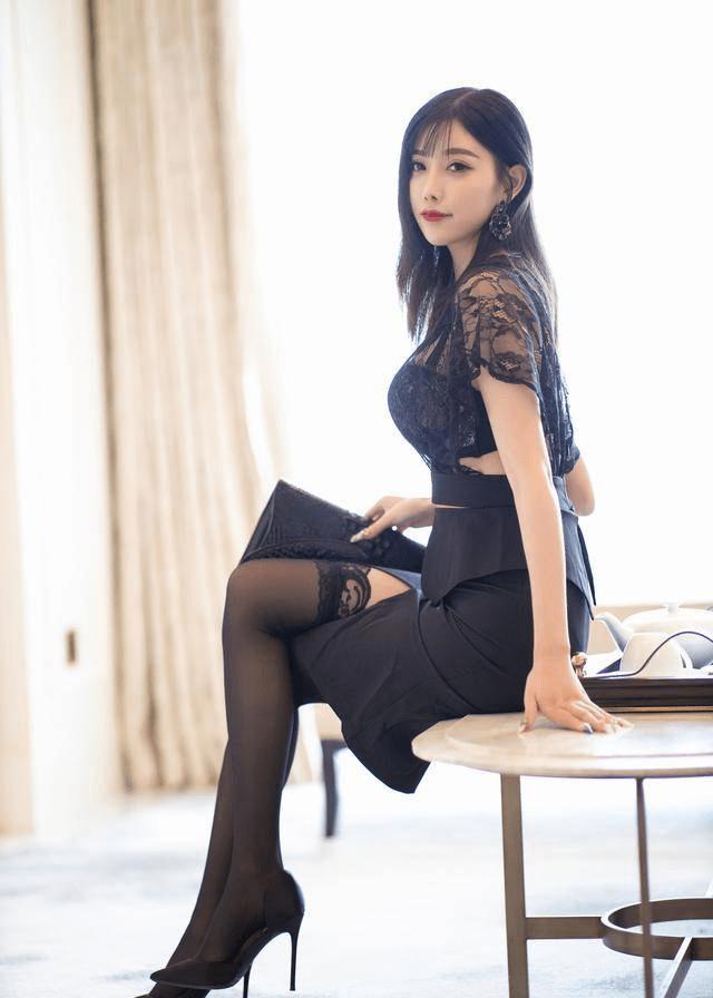 白色t恤搭配紧身牛仔裤简单舒适,白色t恤搭配经典牛仔裤清新脱俗