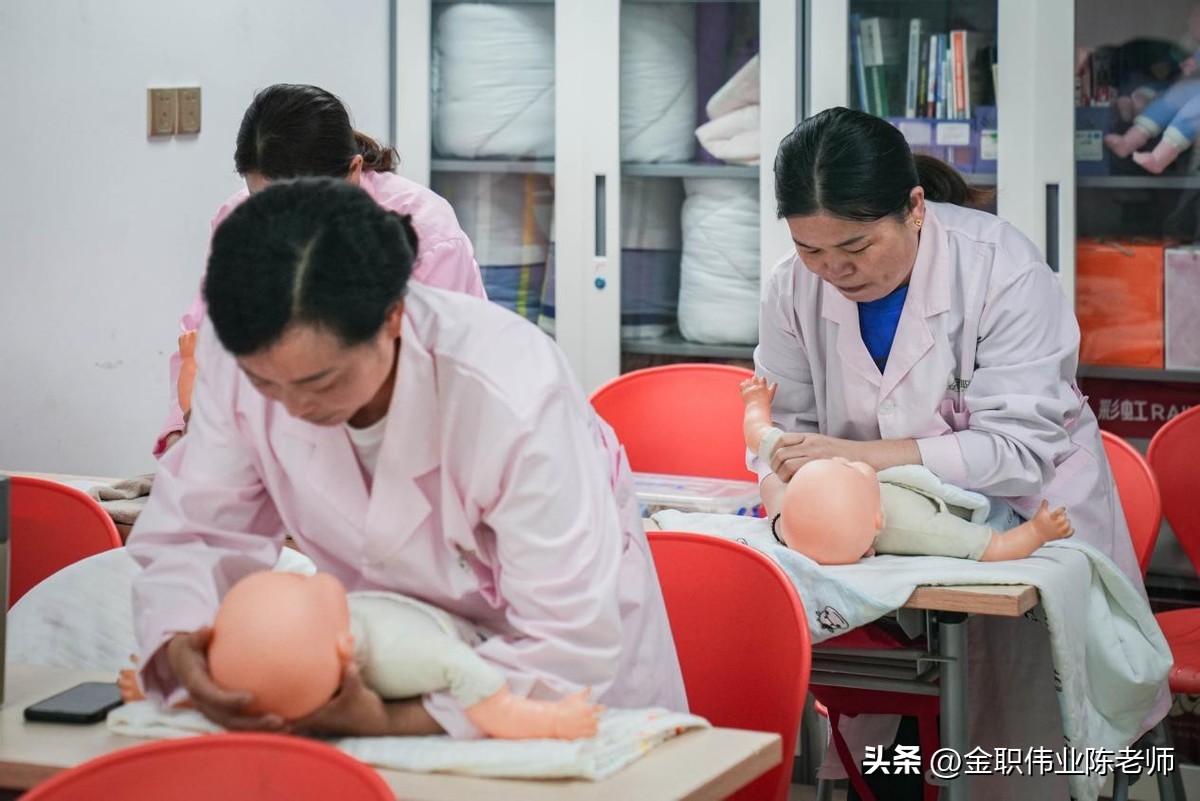 尿不湿女宝宝的正确穿法,初生婴儿尿不湿正确穿法
