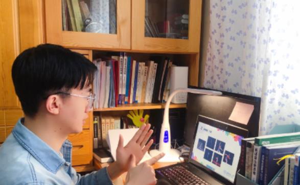 当代大学生封校日常谈恋爱,外网评论当代大学生封校日常