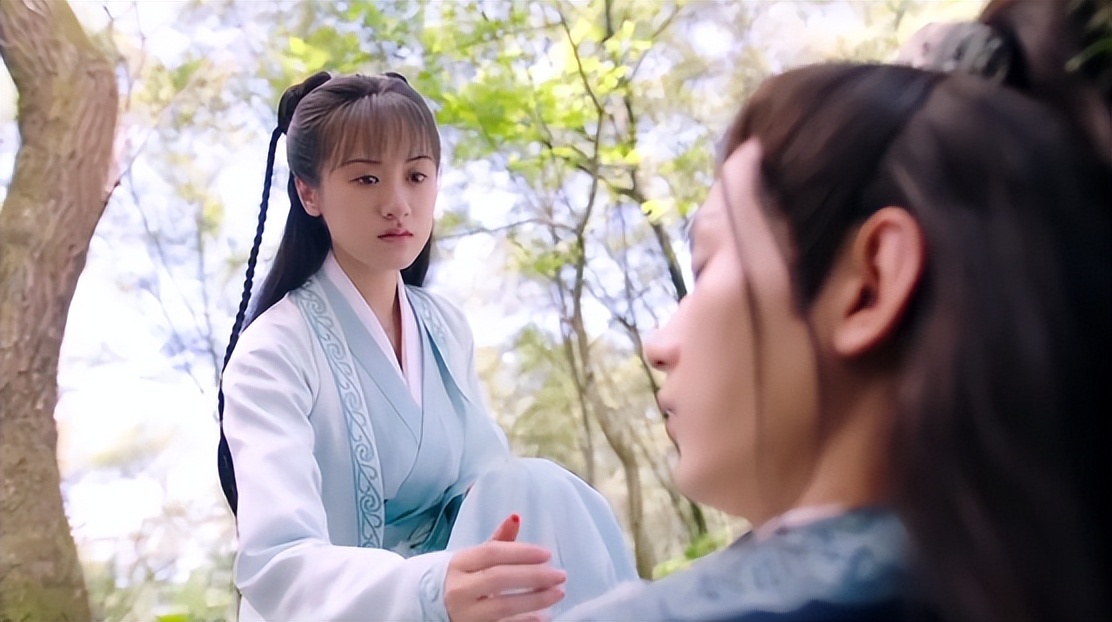 古装仙侠剧女主被男主刺,女主坠崖遇到遍体鳞伤的男主