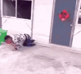 女子和同事打闹，用力过猛竟直接把*裤底**扯两半，羞得蹲地不敢起身