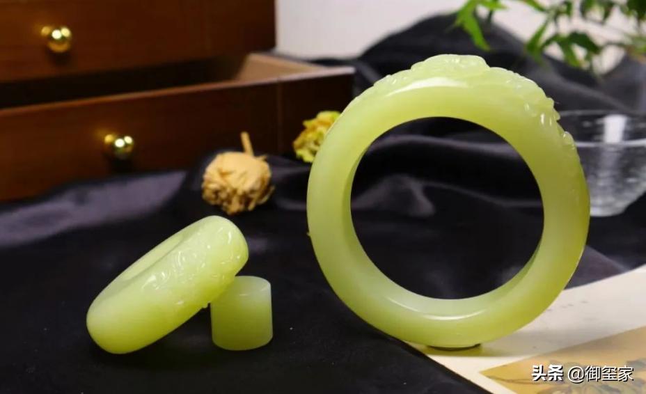 和田玉翠青手镯价格,急售翡翠手镯