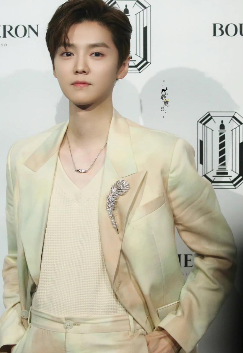 事实证明，身为“恋爱教科书”的鹿晗，已经走上了另一条大路！