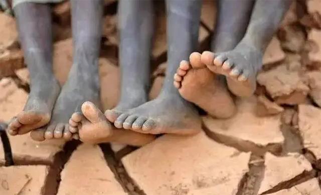 非洲穷小子“变废为宝”创业致富！把轮胎做成鞋，15元一双成爆款