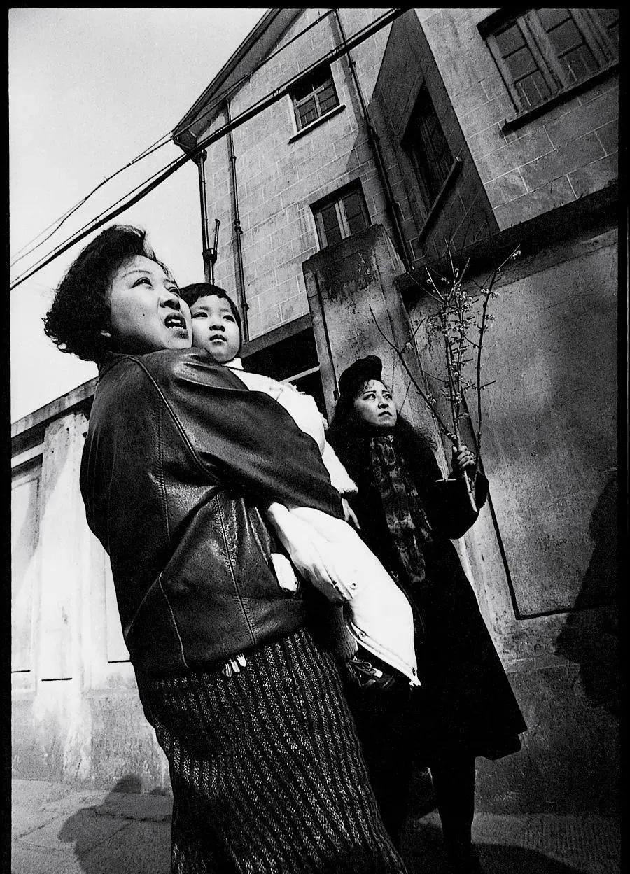 高清老照片:旗人格格大腿岔开豪放洗衣,地主三妻四妾不输女明星