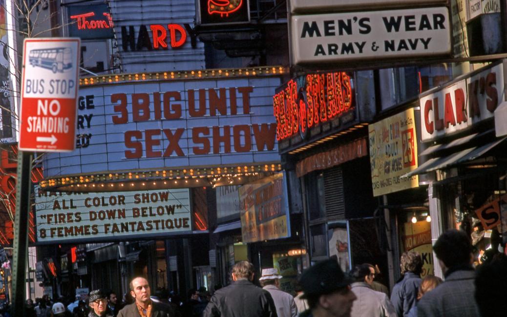 纽约富家女：14岁被逼阅成人片，参加真人派对，如今开始拍纪录片