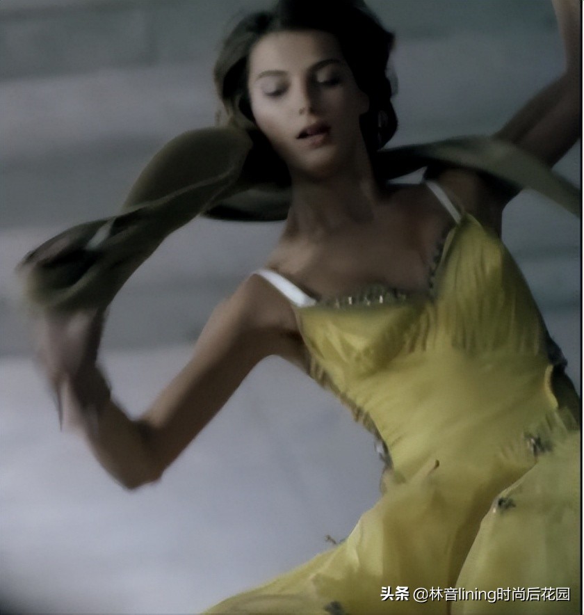 prada女士香水最好闻的,prada女生衣服