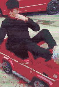 女孩子看起来外表美丽，其实裤袜已经掉到大腿根了！哈哈哈